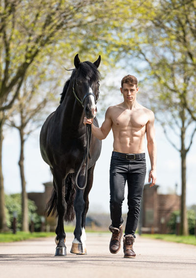 Cartes postales de Horse and Hunk 2024 - Image 2